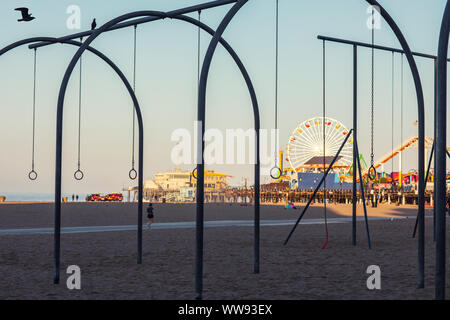 Reisen Ringe für die Übung am Muscle Beach Jungle Gym in Santa Monica, Kalifornien am frühen Morgen Stockfoto