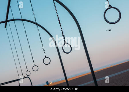 Reisen Ringe für die Übung am Muscle Beach Jungle Gym in Santa Monica, Kalifornien am frühen Morgen Stockfoto