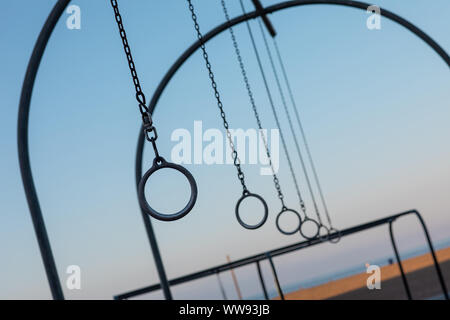 Reisen Ringe für die Übung am Muscle Beach Jungle Gym in Santa Monica, Kalifornien am frühen Morgen Stockfoto