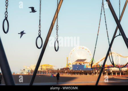 Reisen Ringe für die Übung am Muscle Beach Jungle Gym in Santa Monica, Kalifornien am frühen Morgen Stockfoto