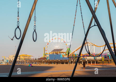 Reisen Ringe für die Übung am Muscle Beach Jungle Gym in Santa Monica, Kalifornien am frühen Morgen Stockfoto