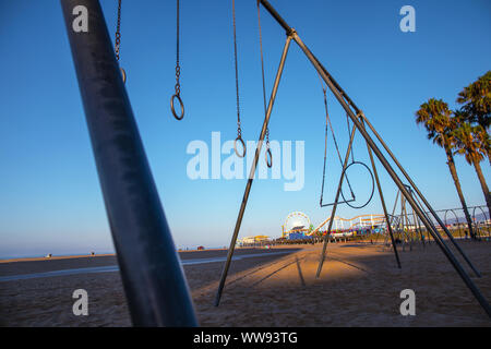 Reisen Ringe für die Übung am Muscle Beach Jungle Gym in Santa Monica, Kalifornien am frühen Morgen Stockfoto