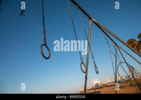 Reisen Ringe für die Übung am Muscle Beach Jungle Gym in Santa Monica, Kalifornien am frühen Morgen Stockfoto