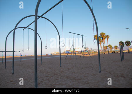 Reisen Ringe für die Übung am Muscle Beach Jungle Gym in Santa Monica, Kalifornien am frühen Morgen Stockfoto