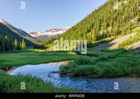 Blick auf das Tal mit Snowmass creek Schneeschmelze blaue Farbe Wasser auf Snowmass See Wanderung Trail in Colorado in National Forest Park Stockfoto