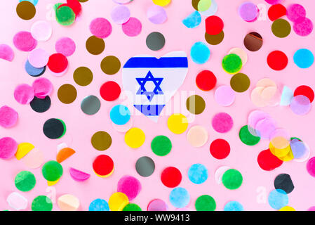 Flagge Israel Magen David Stern Herz Form und Feiertage bunte Konfetti auf rosa Hintergrund. Willkommen bei Israel, israelische Liebe. Stockfoto