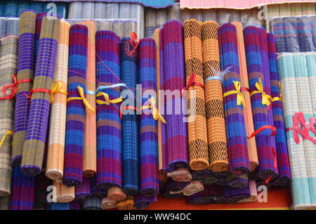 In Luang Prabang, Laos, werden handgefertigte Bambusmatten als Souvenirs verkauft Stockfoto