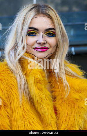 London, Großbritannien. 13 Sep, 2019. Ein fashion Enthusiast ist gesehen, ein modischer Mantel an der London Fashion Week. Credit: SOPA Images Limited/Alamy leben Nachrichten Stockfoto
