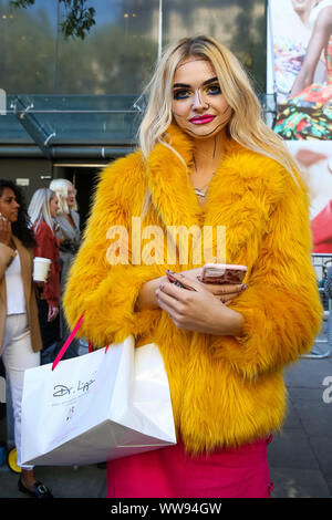 London, Großbritannien. 13 Sep, 2019. Ein fashion Enthusiast ist gesehen, ein modischer Mantel an der London Fashion Week. Credit: SOPA Images Limited/Alamy leben Nachrichten Stockfoto