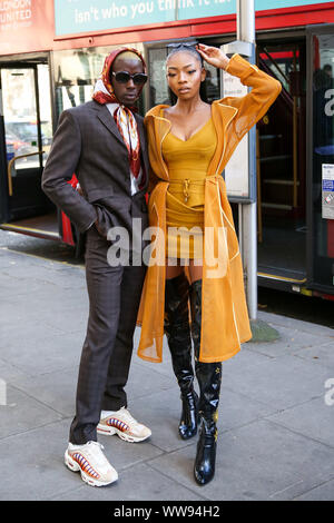 London, Großbritannien. 13 Sep, 2019. Zwei fashion Enthusiasten werden gesehen, modische Outfits auf der London Fashion Week zu tragen. Credit: SOPA Images Limited/Alamy leben Nachrichten Stockfoto