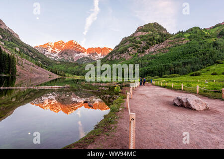 Aspen, USA - 19. Juli 2019: Maroon Bells See Sonnenaufgang in Colorado mit Rocky Mountain Peak und der Mond im Juli 2019 Sommer und Menschen auf der Spur Stockfoto