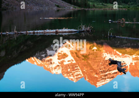 Maroon Bells orange sunrise Peak closeup der Reflexion im Wasser in Aspen, Colorado mit Rocky Mountain im Juli 2019 Sommer sky Stockfoto