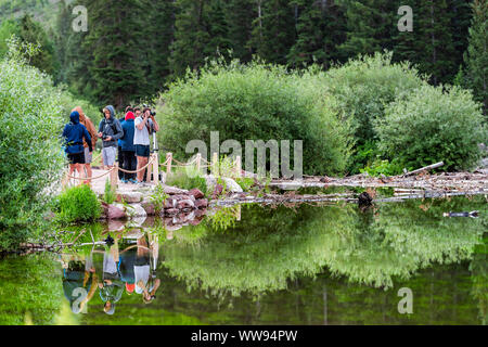 Aspen, USA - 19. Juli 2019: Maroon Bells See morgen in Colorado Sommer und Menschen auf den Weg, die Bilder von Sunrise durch Reflexion auf dem Wasser Stockfoto