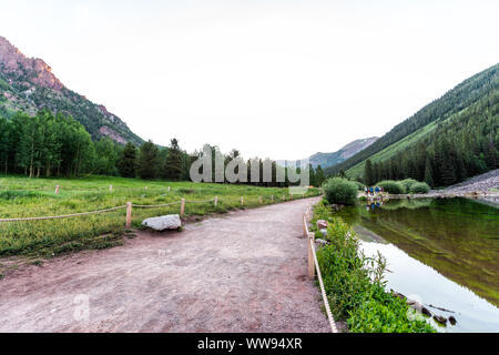 Aspen, USA - 19. Juli 2019: Maroon Bells Weitwinkelaufnahme in Aspen, Colorado Sommer Wasser Reflexion, Leute mit Stativen Aufnahmen Stockfoto