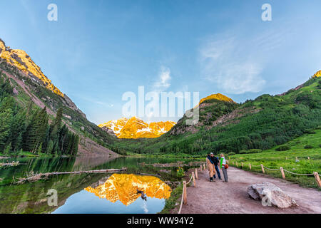 Aspen, USA - 19. Juli 2019: Maroon Bells Weitwinkelaufnahme in Aspen, Colorado mit Peak und Schnee in Juli 2019 Sommer und Wasser Reflexion und Menschen sta Stockfoto