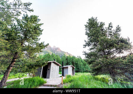 Aspen, USA - 19. Juli 2019: Maroon Bells Trail in Colorado Sommer und Bäder von Parkplatz und Trailhead am Morgen Stockfoto