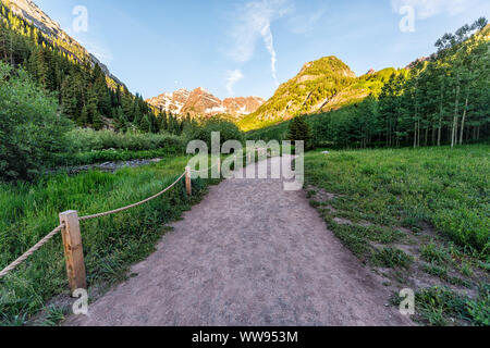 Maroon Bells Weitwinkelaufnahme in Aspen, Colorado mit Peak und Schnee in Juli 2019 Sommer und weg weg weg mit niemand Stockfoto