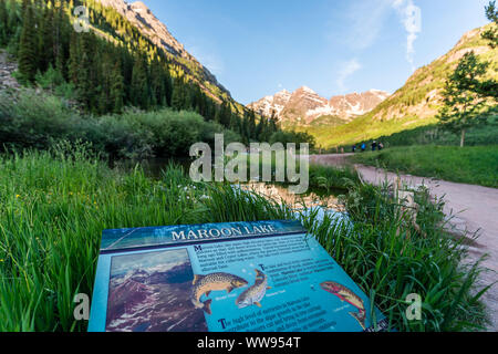 Aspen, USA - 19. Juli 2019: Maroon Bells in Colorado mit Peak und Schnee in Juli 2019 Sommer und weg weg weg mit Fisch anmelden Informationen Stockfoto