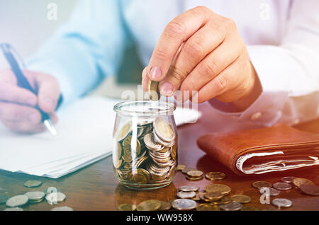 Mann Finanzen und berechnen Startseite Haushalt, Geld sparen, Finanzen Stockfoto