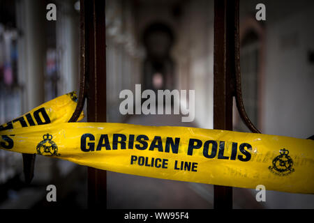 Gelbes Band mit Formulierungen der Polizei nicht in Englisch und malaiische Sprache Kreuz Stockfoto