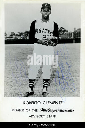 Handsignierte Foto von Roberto Clemente als Hall of Fame Baseball Spieler mit den Pittsburgh Pirates in den 1950er und 60er Jahren, die auf tragische Weise starb bei einem Flugzeugabsturz Bereitstellung von Nothilfe in seine Heimat Puerto Rico. Stockfoto