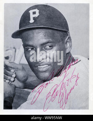 Handsignierte Foto von Roberto Clemente als Hall of Fame Baseball Spieler mit den Pittsburgh Pirates in den 1950er und 60er Jahren, die auf tragische Weise starb bei einem Flugzeugabsturz Bereitstellung von Nothilfe in seine Heimat Puerto Rico. Stockfoto