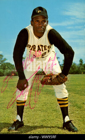 Handsignierte Foto von Roberto Clemente als Hall of Fame Baseball Spieler mit den Pittsburgh Pirates in den 1950er und 60er Jahren, die auf tragische Weise starb bei einem Flugzeugabsturz Bereitstellung von Nothilfe in seine Heimat Puerto Rico. Stockfoto