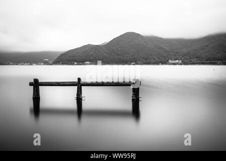 Lange Exposition von Einige hölzerne Struktur in Lake Kawaguchi in der Nähe von Mount Fuji Stockfoto