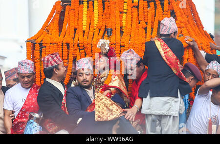 Kathmandu, Nepal. 13 Sep, 2019. Lebende Göttin Kumari auf einem Wagen durchgeführt während der wichtigsten Tag des Indra Jatra Festival. Leute über dem Land besuchten das 8-tägige Festival, das gefeiert wird, Indra, der König der Götter und Gott des Regens zu Ehren. Während des Festivals der lebenden Göttin ist rund um die Stadt in dem Wagen in einer religiösen Prozession durch Teile der Hauptstadt von Nepalischen Hindus und Buddhisten. Das Festival markiert auch das Ende der Monsun. Credit: SOPA Images Limited/Alamy leben Nachrichten Stockfoto