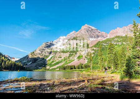 Aspen, USA - 19. Juli 2019: Maroon Bells Rocky Mountain Peak View mit creater See in Colorado im Sommer auf der Spur Weitwinkelaufnahme mit Menschen Stockfoto