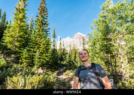 Maroon Bells Gipfelblick in Aspen, Colorado mit Ihnen gerne touristische Mann Rucksack Wanderer bis in den Juli 2019 Sommer suchen auf dem Weg weg weg großem Betrachtungswinkel Stockfoto