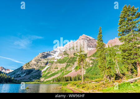 Maroon Bells Rocky Mountain Snow Peak mit creater See in Colorado im Sommer auf der Spur Weitwinkelaufnahme mit niemand Stockfoto