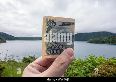 Blick auf Mount Fuji auf der Rückseite von 1000 Yen Hinweis vor der Kulisse des Mount Fuji Blick vom See Motosuko Kuwaguchiko Bereich Stockfoto