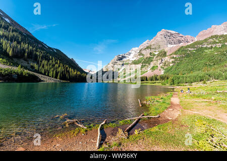 Aspen, USA - 19. Juli 2019: Maroon Bells Rocky Mountain Peak mit creater See in Colorado im Sommer auf der Spur Weitwinkelaufnahme mit Menschen Stockfoto