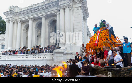 Kathmandu, Nepal. 13 Sep, 2019. Präsident von Nepal zusammen mit anderen höheren Autorität sehen Sie sich das Festival von Gaddhi Baithak. Leute feiern Indra Jatra Indra, der König des Himmels und der Herr des Regens zu Ehren, auf den wichtigsten Tag der Wagen Gottes Kumari, Ganesh und Bhairav rund um die Orte von basantapur gezogen wird. Credit: SOPA Images Limited/Alamy leben Nachrichten Stockfoto