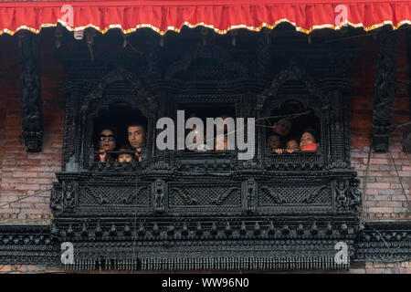 Kathmandu, Nepal. 13 Sep, 2019. Die Menschen sehen das Festival aus dem Fenster der Kumari ghar. Leute feiern Indra Jatra Indra, der König des Himmels und der Herr des Regens zu Ehren, auf den wichtigsten Tag der Wagen Gottes Kumari, Ganesh und Bhairav rund um die Orte von basantapur gezogen wird. Credit: SOPA Images Limited/Alamy leben Nachrichten Stockfoto