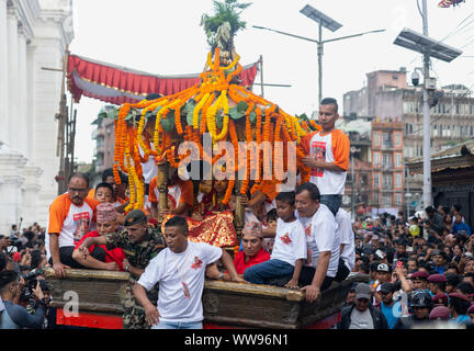 Kathmandu, Nepal. 13 Sep, 2019. Anhänger ziehen Sie den Wagen Gottes Ganesh während des Festivals. Leute feiern Indra Jatra Indra, der König des Himmels und der Herr des Regens zu Ehren, auf den wichtigsten Tag der Wagen Gottes Kumari, Ganesh und Bhairav rund um die Orte von basantapur gezogen wird. Credit: SOPA Images Limited/Alamy leben Nachrichten Stockfoto