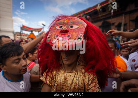 Kathmandu, Nepal. 13 Sep, 2019. Die Lakhey führt während des Festivals. Leute feiern Indra Jatra Indra, der König des Himmels und der Herr des Regens zu Ehren, auf den wichtigsten Tag der Wagen Gottes Kumari, Ganesh und Bhairav rund um die Orte von basantapur gezogen wird. Credit: SOPA Images Limited/Alamy leben Nachrichten Stockfoto