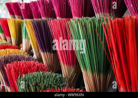 Bundles von kühn gefärbten, handgefertigten Räucherstäbchen, die als Souvenirs im berühmten Thuy Xuan Räucherstäbchen-Dorf in Hue, Vietnam, verkauft werden Stockfoto