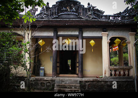 Fassade der alten TU Hieu-Pagode in Hue, Vietnam Stockfoto