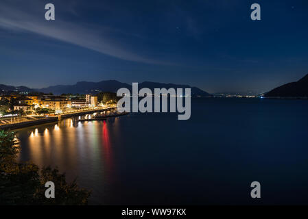 Große europäische See bei Nacht. Lago Maggiore und Maccagno Stadt, Italien Stockfoto