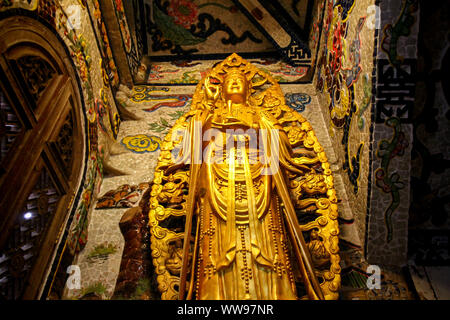 Goldene Riesenstatuen in der Linh Phuoc Pagode oder Ve Chai Pagode in Da lat, Vietnam Stockfoto