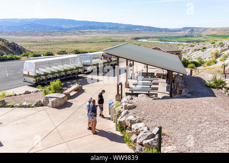 Jensen, USA - Juli 23, 2019: Hohe Betrachtungswinkel des Shuttle Bus Stop, Parkplatz durch Steinbruch Besucherzentrum Ausstellungshalle im Dinosaur National Monument Park Stockfoto