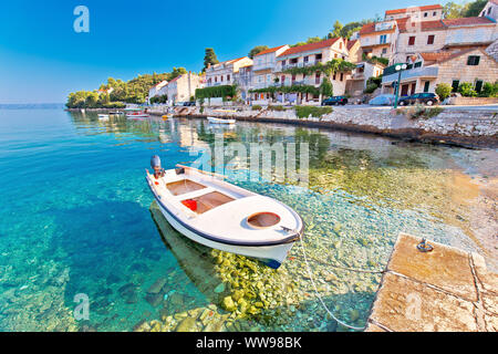 Idyllisches Dorf an der Küste von Vela Luka auf der Insel Korcula mit Blick aufs Wasser, Kvarner Region von Kroatien Stockfoto