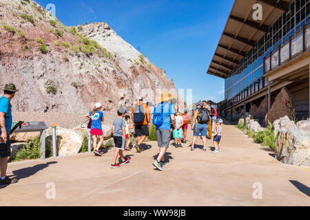 Jensen, USA - Juli 23, 2019: Außen Steinbruch Besucherzentrum Ausstellungshalle im Dinosaur National Monument Park mit Menschen Reisegruppe wandern in Utah Stockfoto