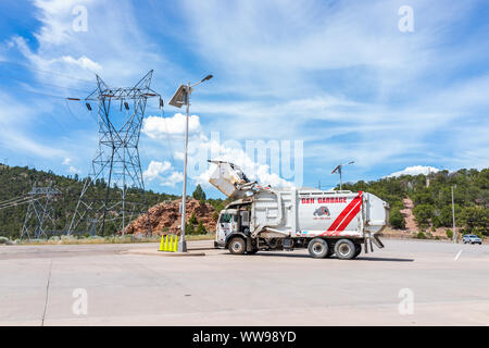 Niederländische John, USA - 23. Juli 2019: Flaming Gorge Besucherzentrum im Sommer in Utah Nationalpark mit Müllwagen Stockfoto