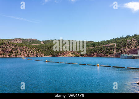 Niederländische John, USA - 23. Juli 2019: Flaming Gorge mit See Fluss mit blauer Farbe im Sommer in Utah Nationalpark Besucherzentrum und Dam Stockfoto