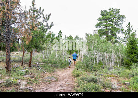 Niederländische John, USA - 24. Juli 2019: Menschen zu Fuß auf Canyon Rim Trail in Utah Flaming Gorge National Park von Green River Stockfoto