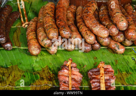 Lao Wurst oder Sou oa, gegrilltes Huhn oder Ping Gai, und Lao Grill oder Sindad als traditionelle Street Food in der Luang Prabang Morgen verkauft Stockfoto