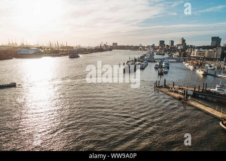 Mit Blick auf die Elbe, Norderelbe (Norden), Hamburger Hafen, Deutschland als Schiffe durch die in der späten Nachmittagssonne drift Stockfoto